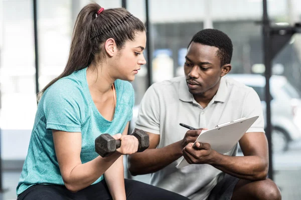 Entrenador dando consejos a la mujer — Foto de Stock