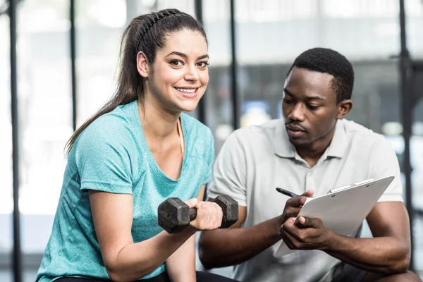 Trainer giving advice to woman — Stock Photo, Image