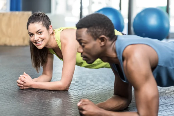 Athletic man and woman working out — Stock Photo, Image