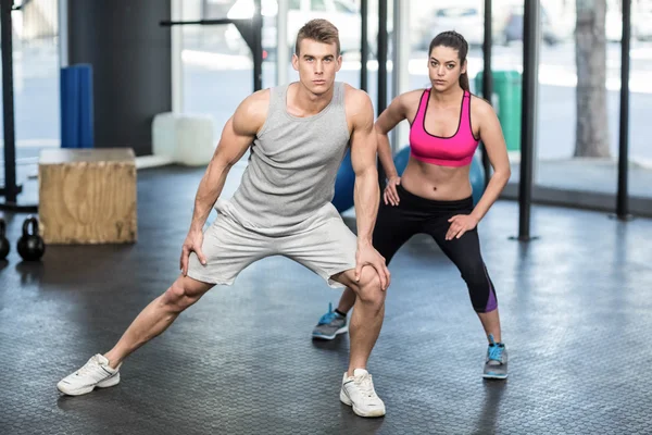 Coppia atletica stretching — Foto Stock