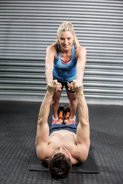 Fit couple exercising together — Stock Photo, Image