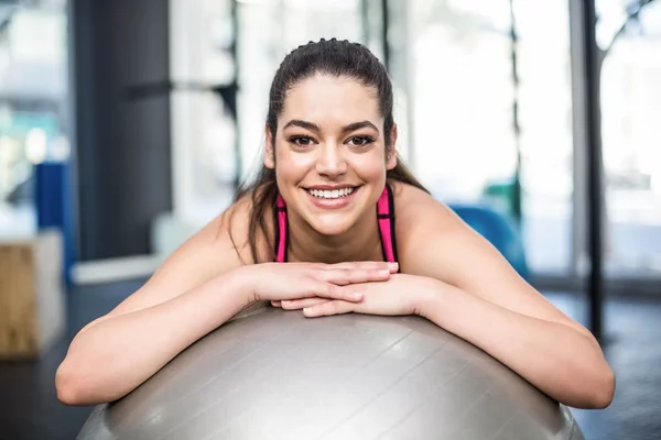 Sorrindo mulher apto inclinando-se na bola de fitness — Fotografia de Stock
