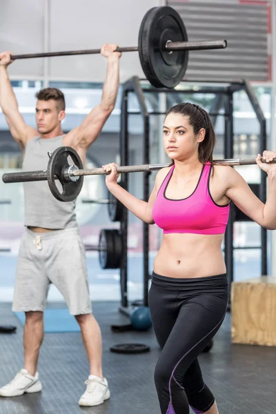 Fit paar opheffing barbell — Stockfoto