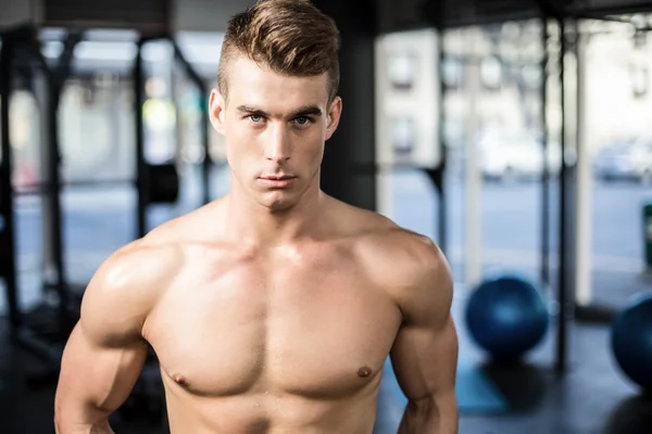 Apto homem muscular posando sem camisa — Fotografia de Stock