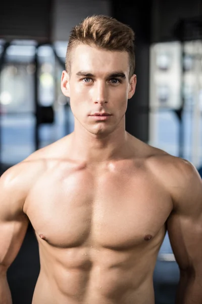 Fit gespierde man poseren shirtless — Stockfoto