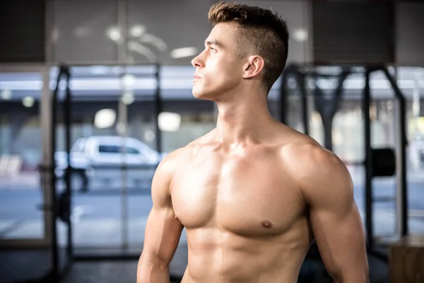 Fit gespierde man poseren shirtless — Stockfoto