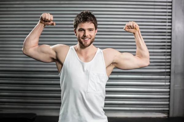 Bodybuilder uomo flettendo i muscoli — Foto Stock