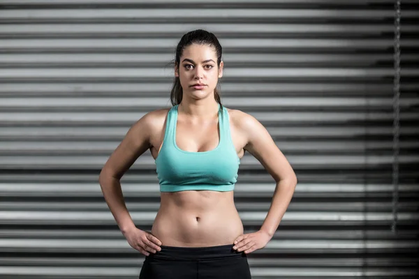 Portret van fit vrouw met handen op de heupen — Stockfoto