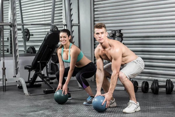 Fit casal fazendo exercício de bola — Fotografia de Stock