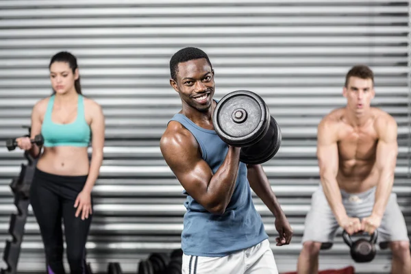 Fitte Menschen beim Hantelheben — Stockfoto