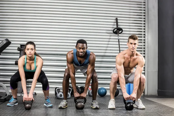 Fit personas levantando pesas — Foto de Stock