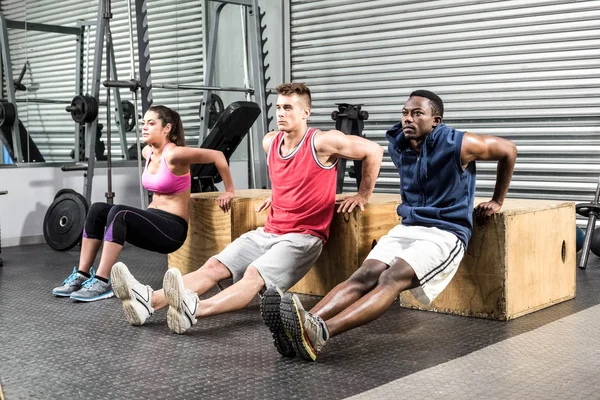 Fit mensen samen oefenen — Stockfoto