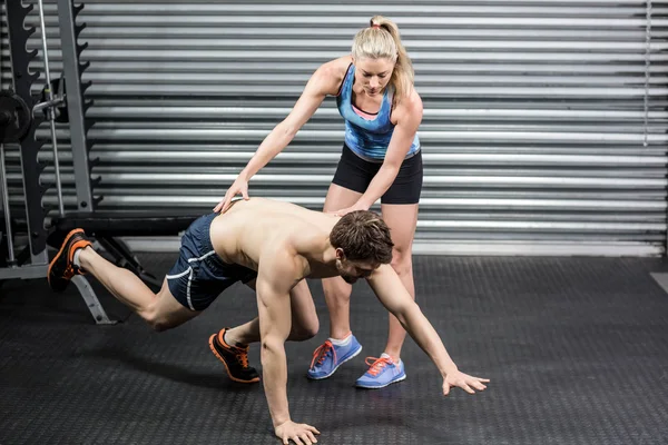 Vrouw trainer meewerkende man — Stockfoto