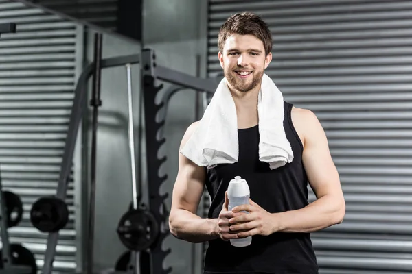 Fit homem segurando garrafa de água — Fotografia de Stock