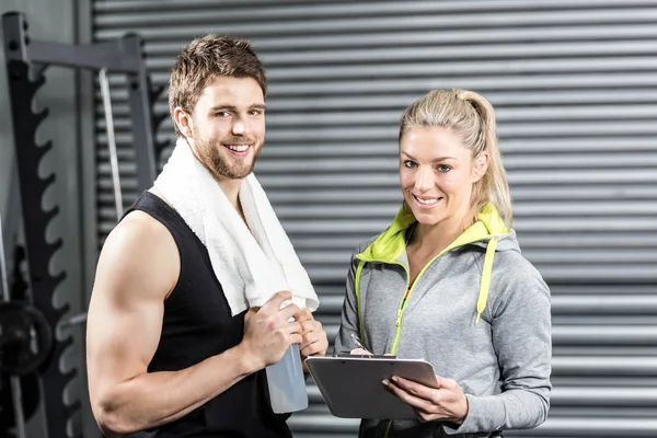 Sonriente pareja en forma tomando notas —  Fotos de Stock