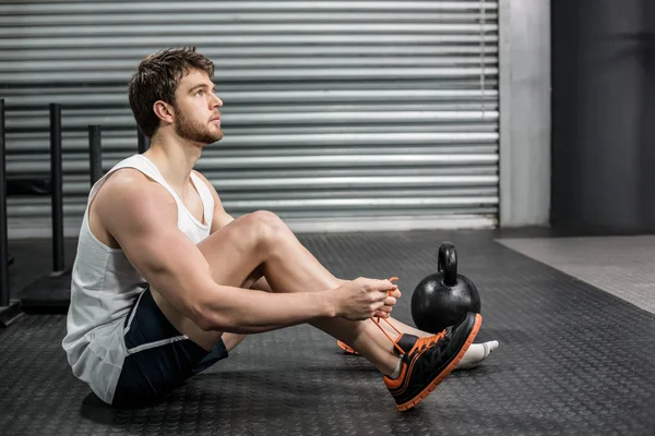 Hombre en forma atando sus cordones de zapatos —  Fotos de Stock