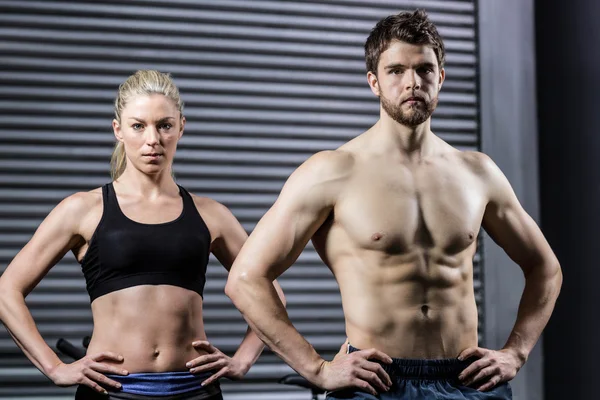 Fit couple with hands on the hips — Stock Photo, Image