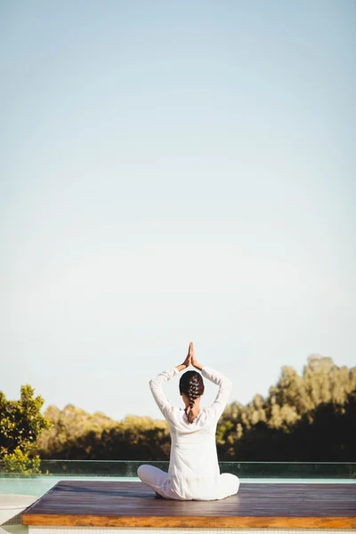 Yoga yaparken esmer — Stok fotoğraf