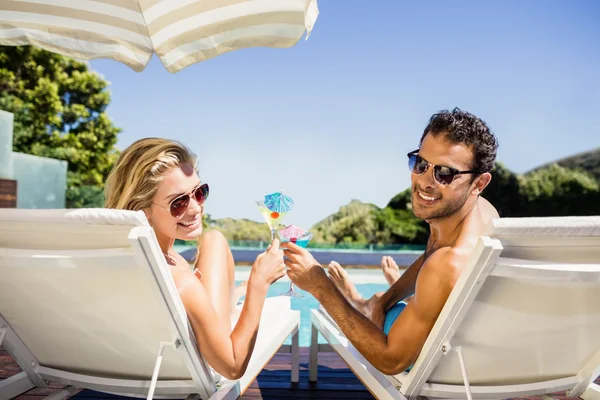 Feliz pareja en cubierta silla celebración cócteles — Foto de Stock