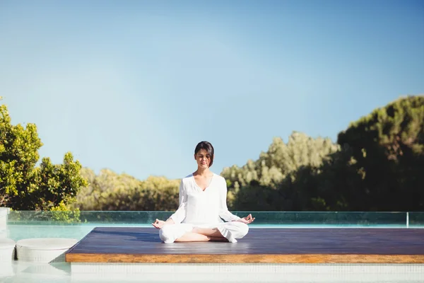 Lugna brunett gör yoga — Stockfoto