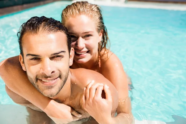 プールで抱きしめる幸せなカップル — ストック写真