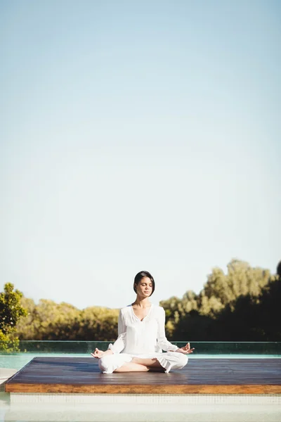 Brune calme faisant du yoga — Photo