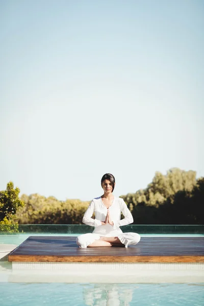 Lugna brunett gör yoga — Stockfoto