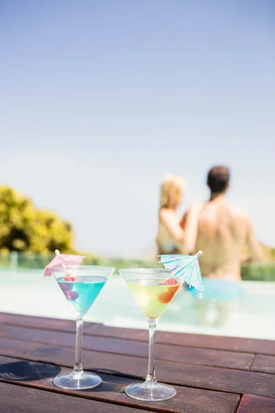 Cocktail sul bordo piscine — Foto Stock