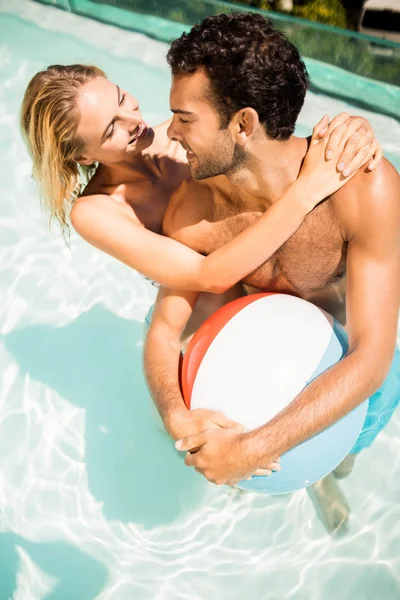 Pareja feliz con pelota de playa — Foto de Stock