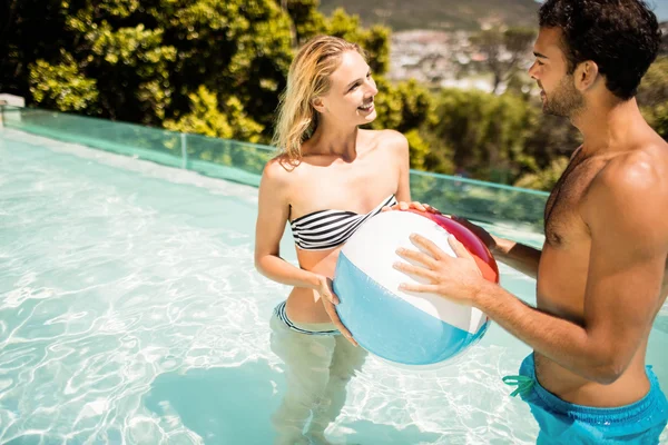 Happy couple with beach ball — Stock Photo, Image