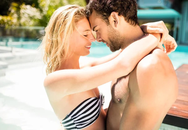 Casal feliz abraçando na piscina — Fotografia de Stock