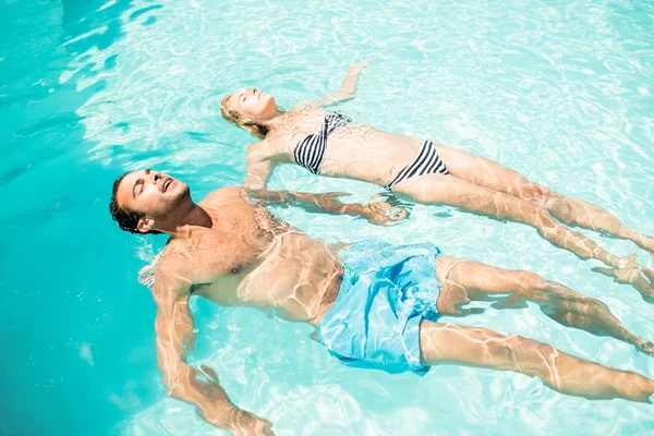 プールに浮かぶ静かなカップル — ストック写真