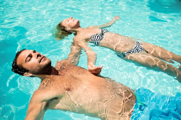 Casal pacífico flutuando na piscina — Fotografia de Stock