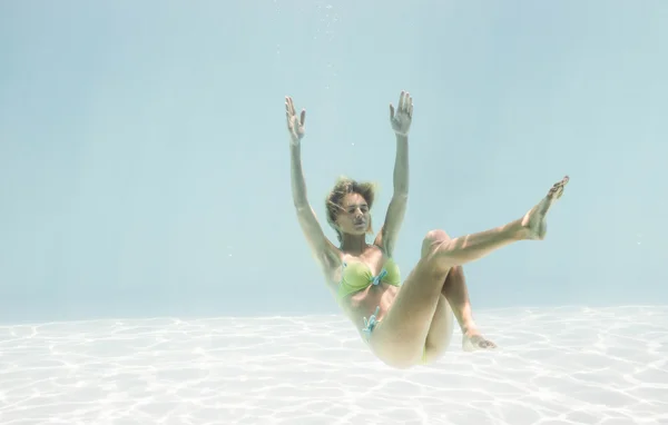 Fitte Frau schwimmt unter Wasser — Stockfoto