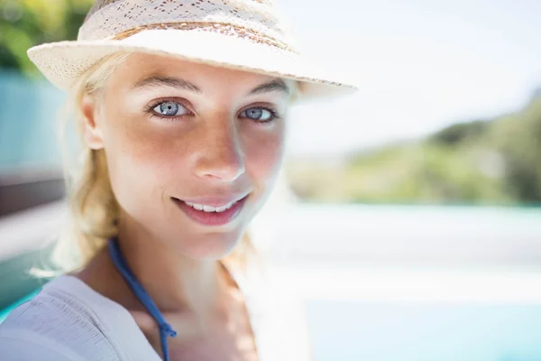 Lächelnde Blondine blickt in die Kamera — Stockfoto