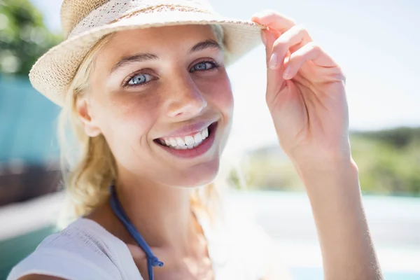 Lachende blonde kijken naar de camera — Stockfoto