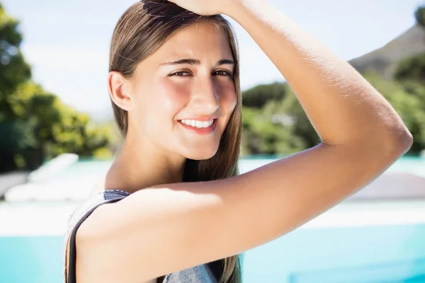 Morena sorridente olhando para a câmera — Fotografia de Stock