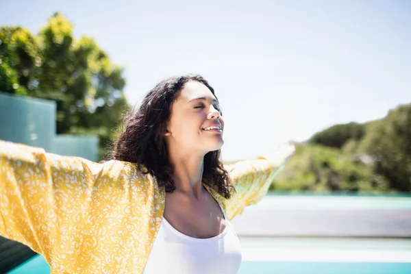 Morena feliz com os braços estendidos — Fotografia de Stock