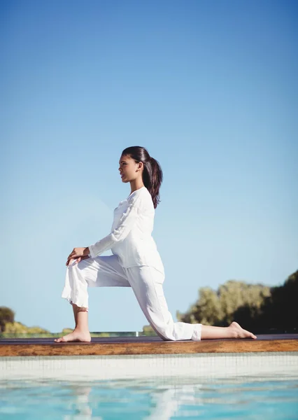 Morena tranquila haciendo yoga — Foto de Stock