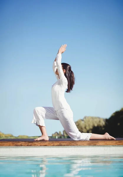 Brune calme faisant du yoga — Photo