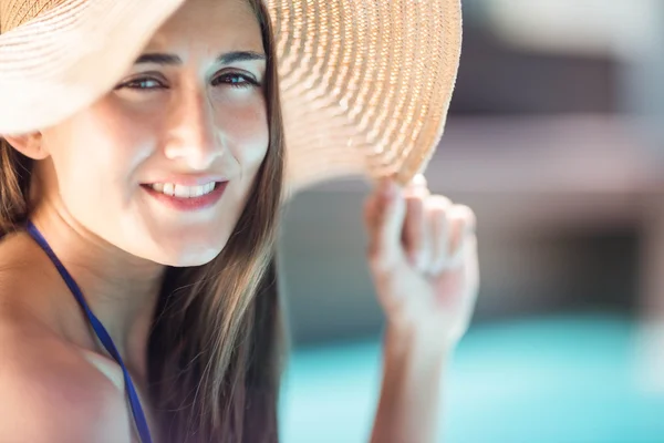 Usměvavá brunetka hospodářství klobouk — Stock fotografie