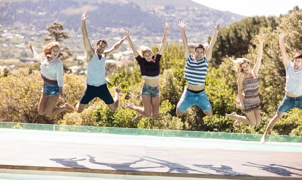 Felices amigos saltando — Foto de Stock