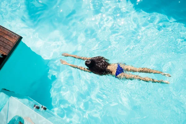Подходящая женщина, плавающая в бассейне — стоковое фото