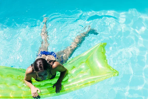 Kvinna i poolen håller lilo — Stockfoto