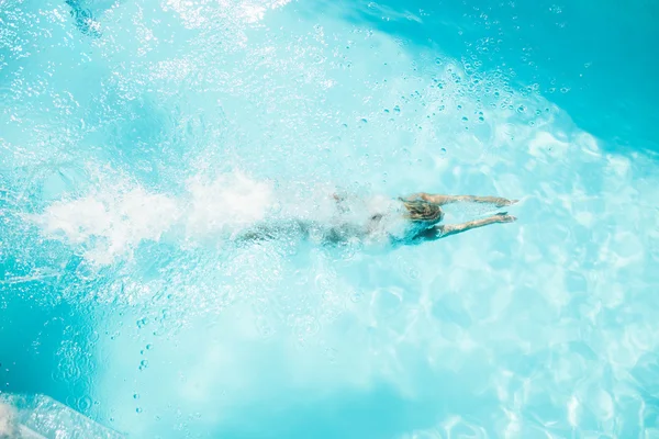 Kvinnan dykning i poolen — Stockfoto