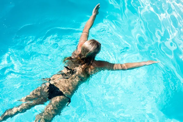 Fit femme nager dans la piscine — Photo