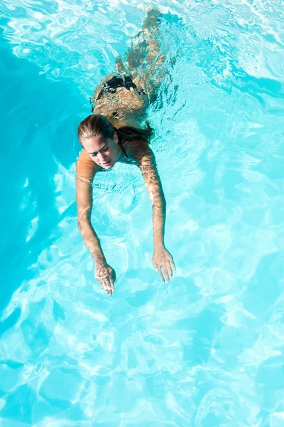 Fitte Frau schwimmt im Pool — Stockfoto