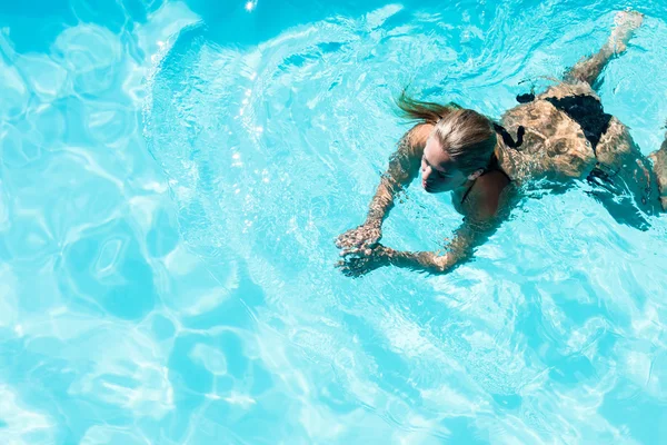 Fit femme nager dans la piscine — Photo