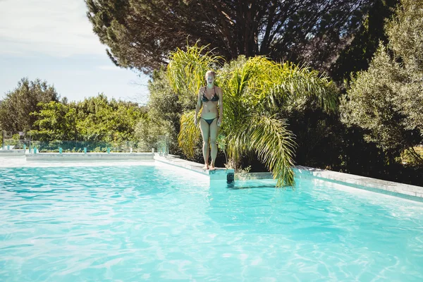 Fit mujer de pie en el borde de las piscinas —  Fotos de Stock