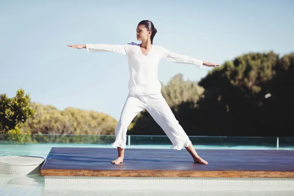 Lugna brunett gör yoga — Stockfoto